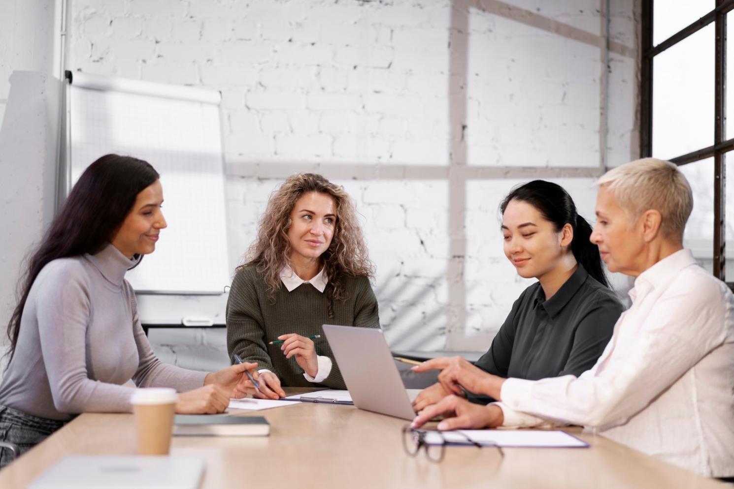 Účastníci kurzu během praktického workshopu pracují s finančními výkazy