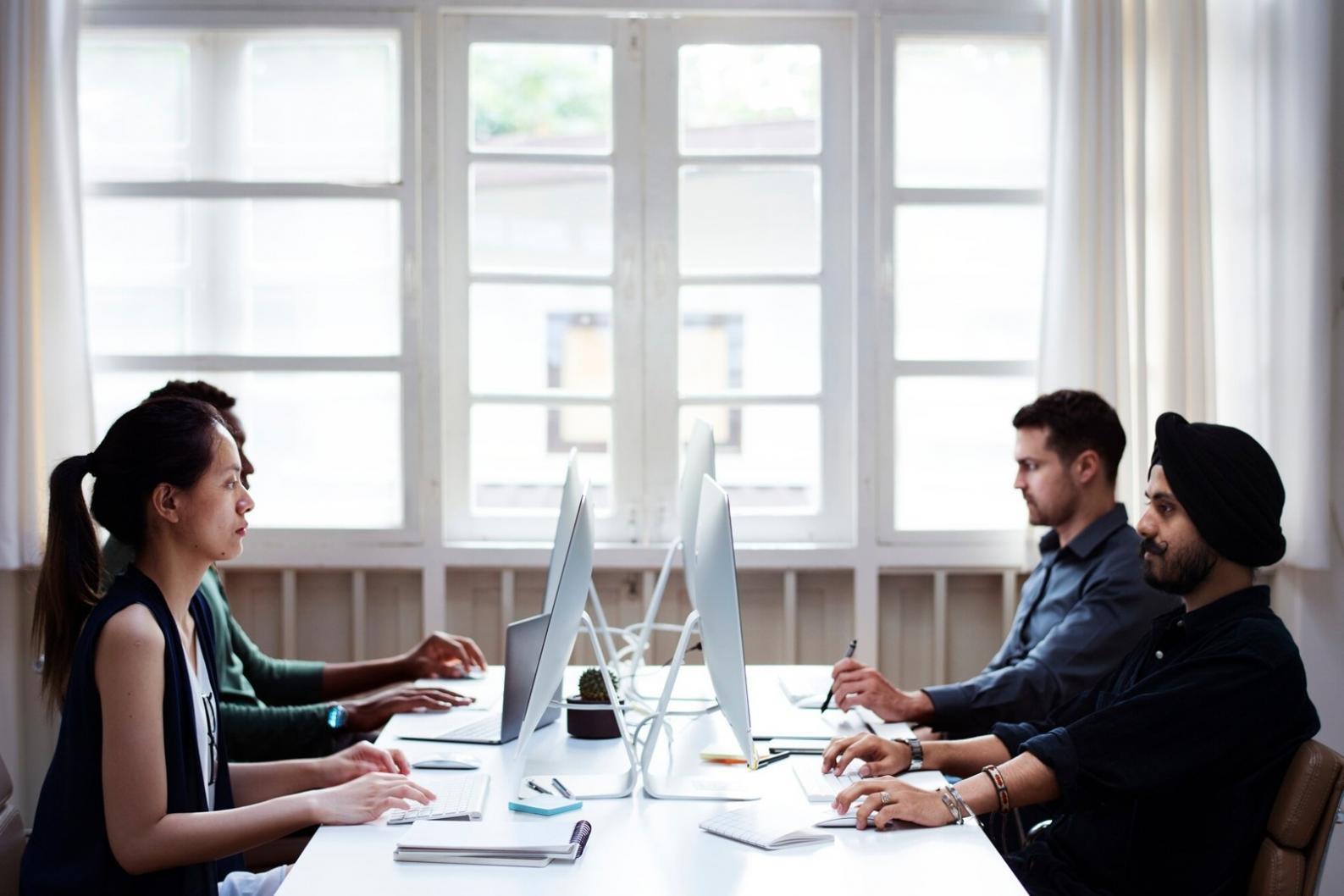 Detail finančních dokumentů a kalkulačky při práci s ukazateli