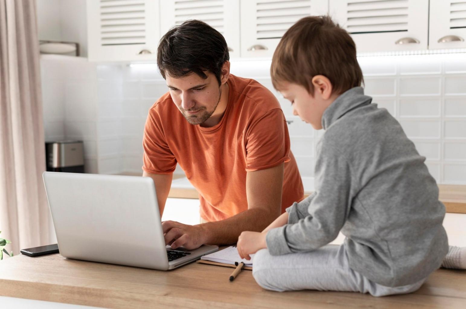 Detailní pohled na finanční dokumenty během analýzy