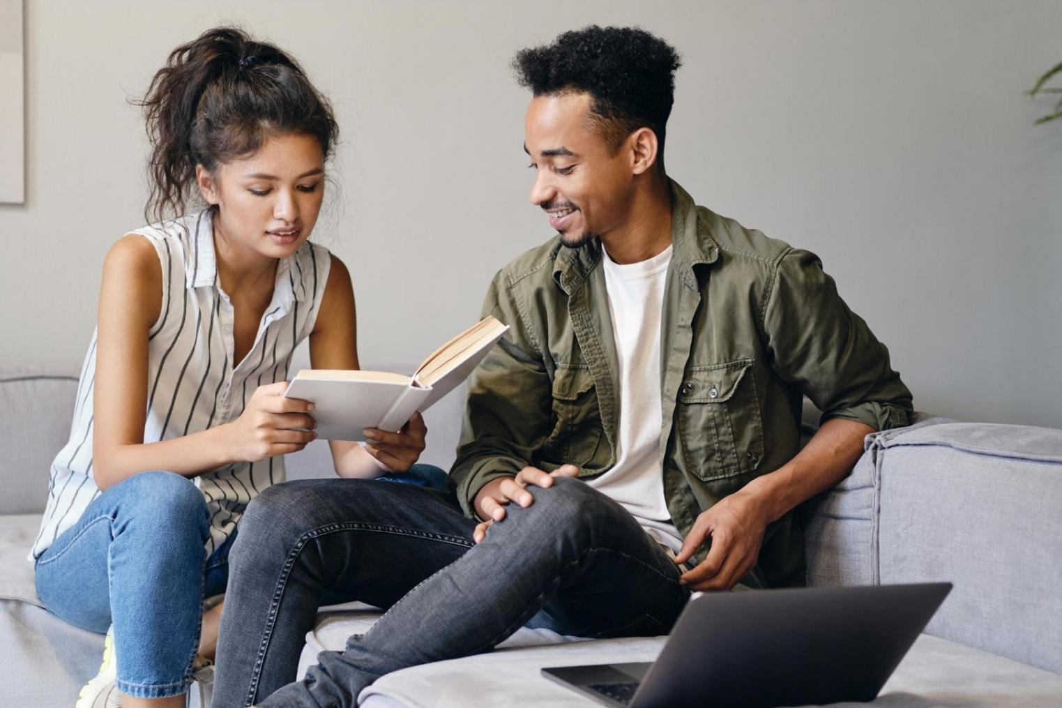 Účastníci kurzu procházející případové studie